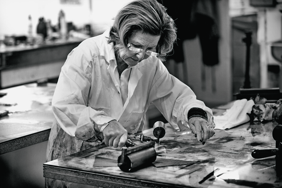 KUNSTNER OG DRONNING: En kunstner i arbeid. Dronningen har mottatt flotte kritikker for flere av sine utstillinger. Verkene hennes sies å være både følsomme og velkomponerte. Noe lavmælt og kanskje melankolsk, sier en kritiker.