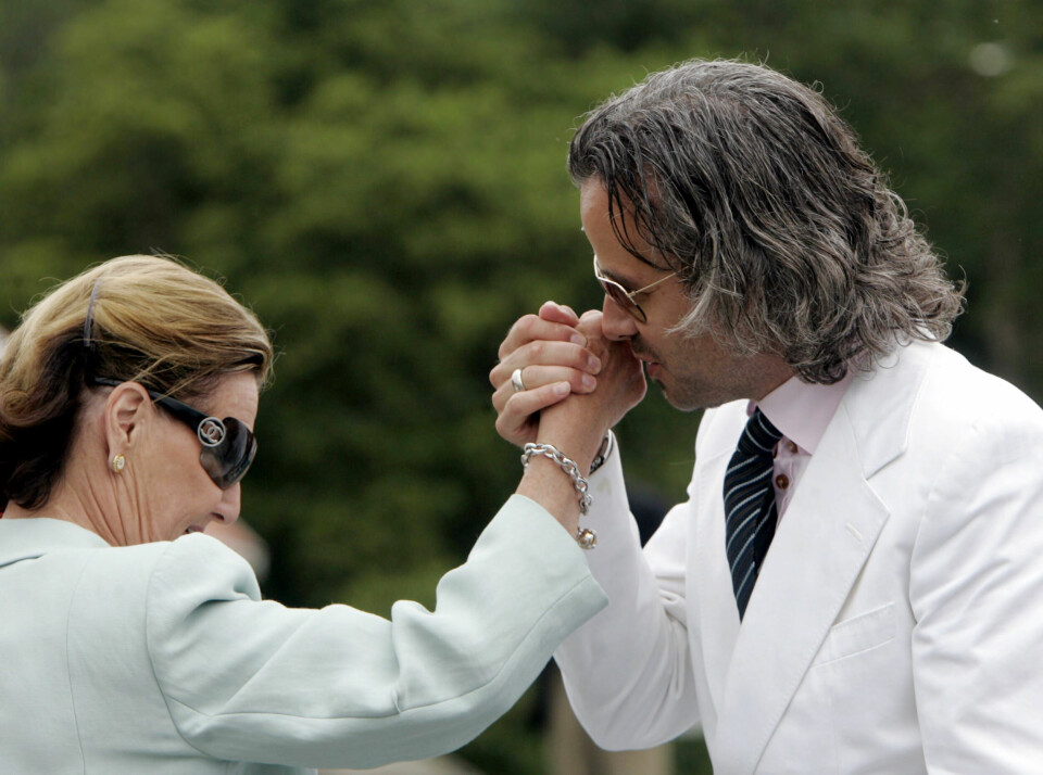 NÆR KONTAKT: Avdøde Ari Behn og dronningen hadde nær kontakt, forteller dronningen i boken. Hun holder fast på troen om at det er en mening med det som skjer i livet, men fremhever også viktigheten av å være positiv og verdsette det man har. «Pollyanna», kalte moren hennes det.