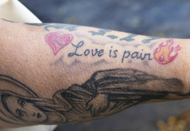 <b>STERKE HESTEKREFTER:</b> Det gjorde vondt i så mange år, aldri å kunne fortelle noen om hvem du var forelsket i. I dag står smerten tatovert inn på armen hennes.