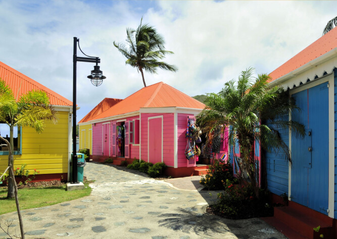 <b>FARGERIKT:</b> Man må bare bli i godt humør av husene i Road Town på Tortola. 