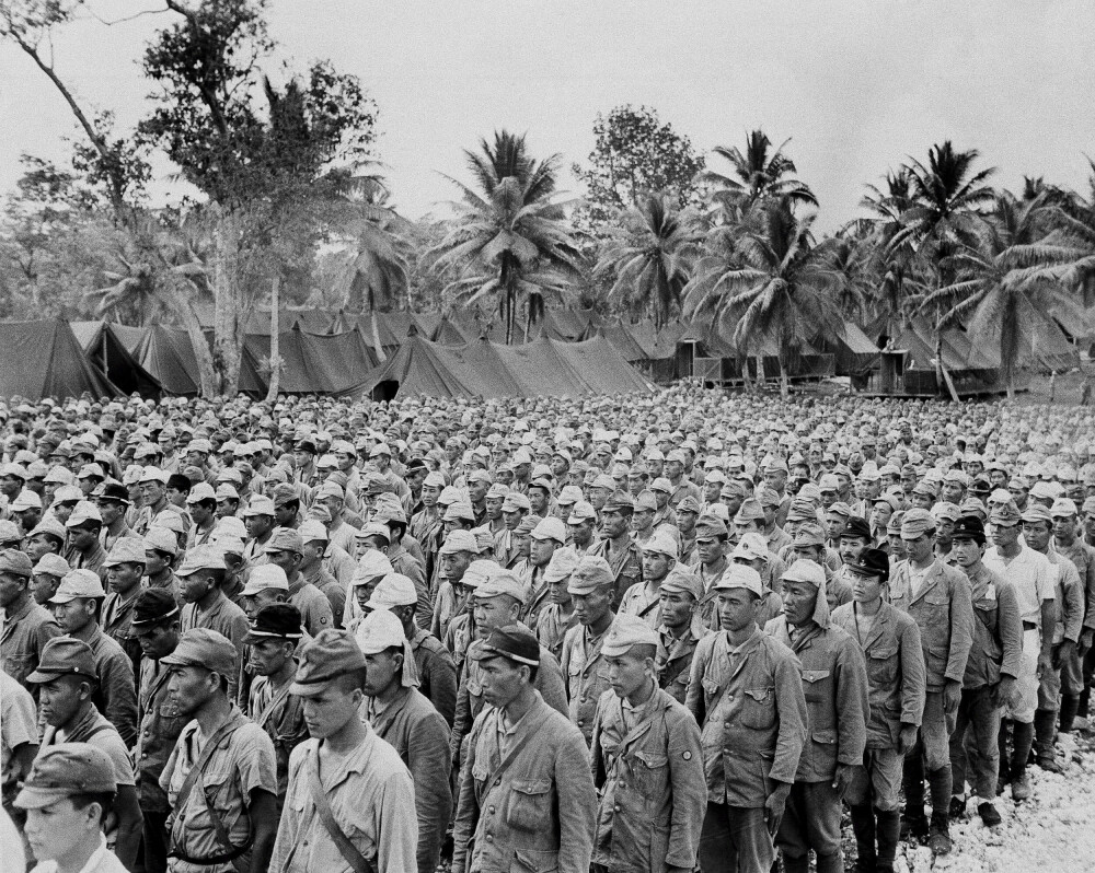 <b>KRIGSFANGER:</b> Etter slaget på Guam i 1944 ble de overlevende japanske soldatene tatt som krigsfanger av amerikanerne. Bare sersjant Shoichi Yokoi og en håndfull andre kom seg unna.