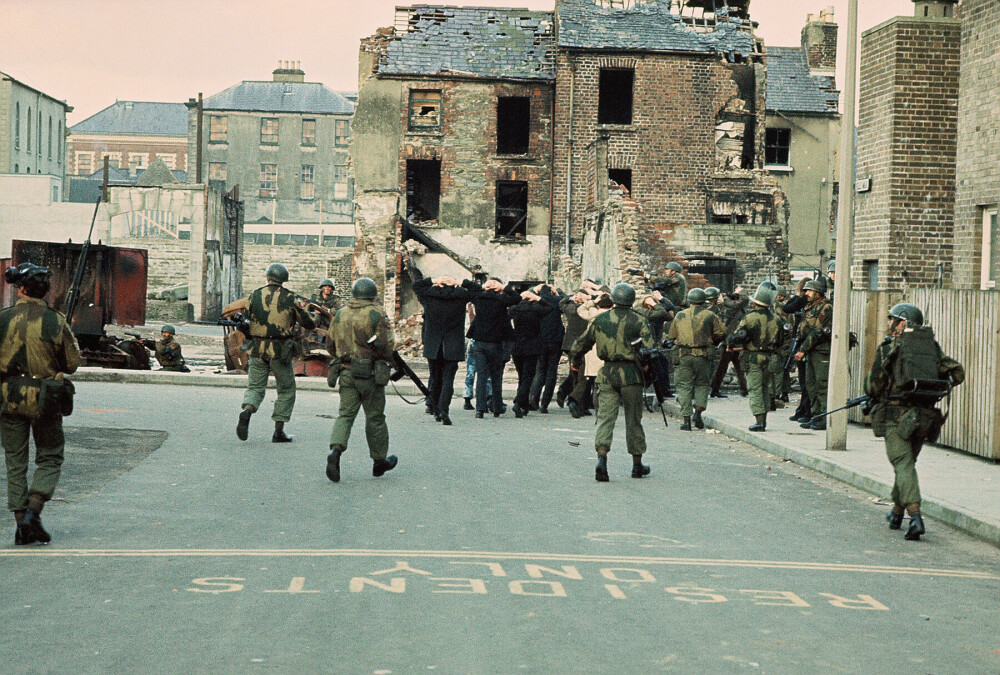 <b>SLAGMARK:</b> Britiske soldater fører arresterte demonstranter til det katolske området Bogside, der det to og et halvt år før «Bloody Sunday» brøt ut voldsomme opptøyer i det som ble kjent som «Battle of the Bogside».