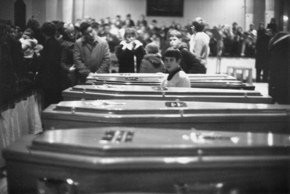 <b>BEGRAVELSE:</b> 13 kister på linje før begravelsen i kirken St Mary›s i Derry den andre februar 1972.