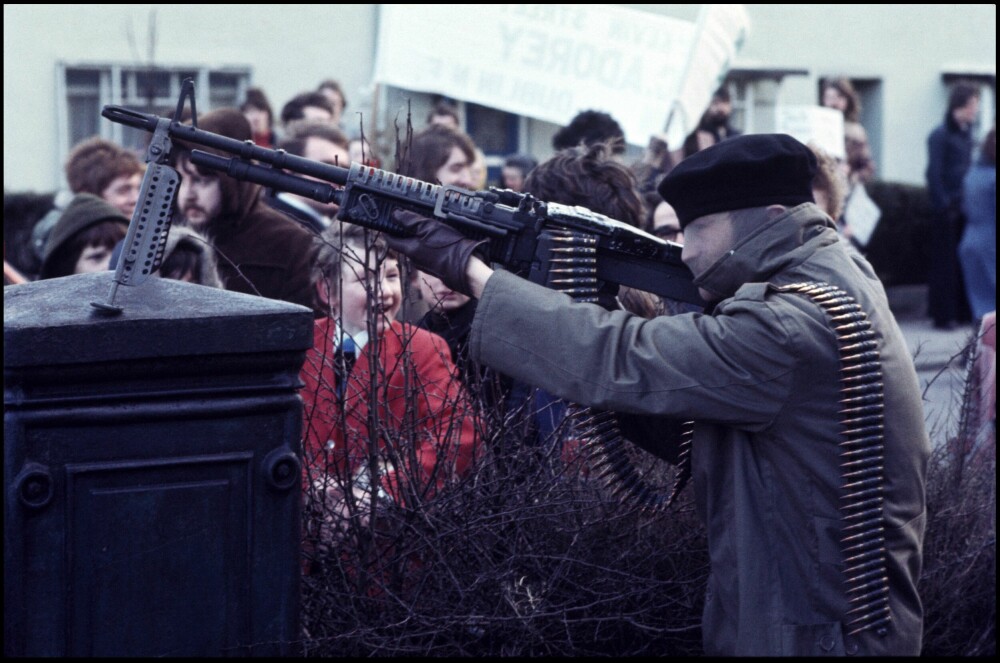 <b>IRA:</b> «Bloody Sunday» økte opp­slutningen om IRA. Her en IRA-soldat avbildet med et ameri­kansk M60 maskingevær i forb­indelse med en seksårs­markering i 1978 for Den blodige søndagen.