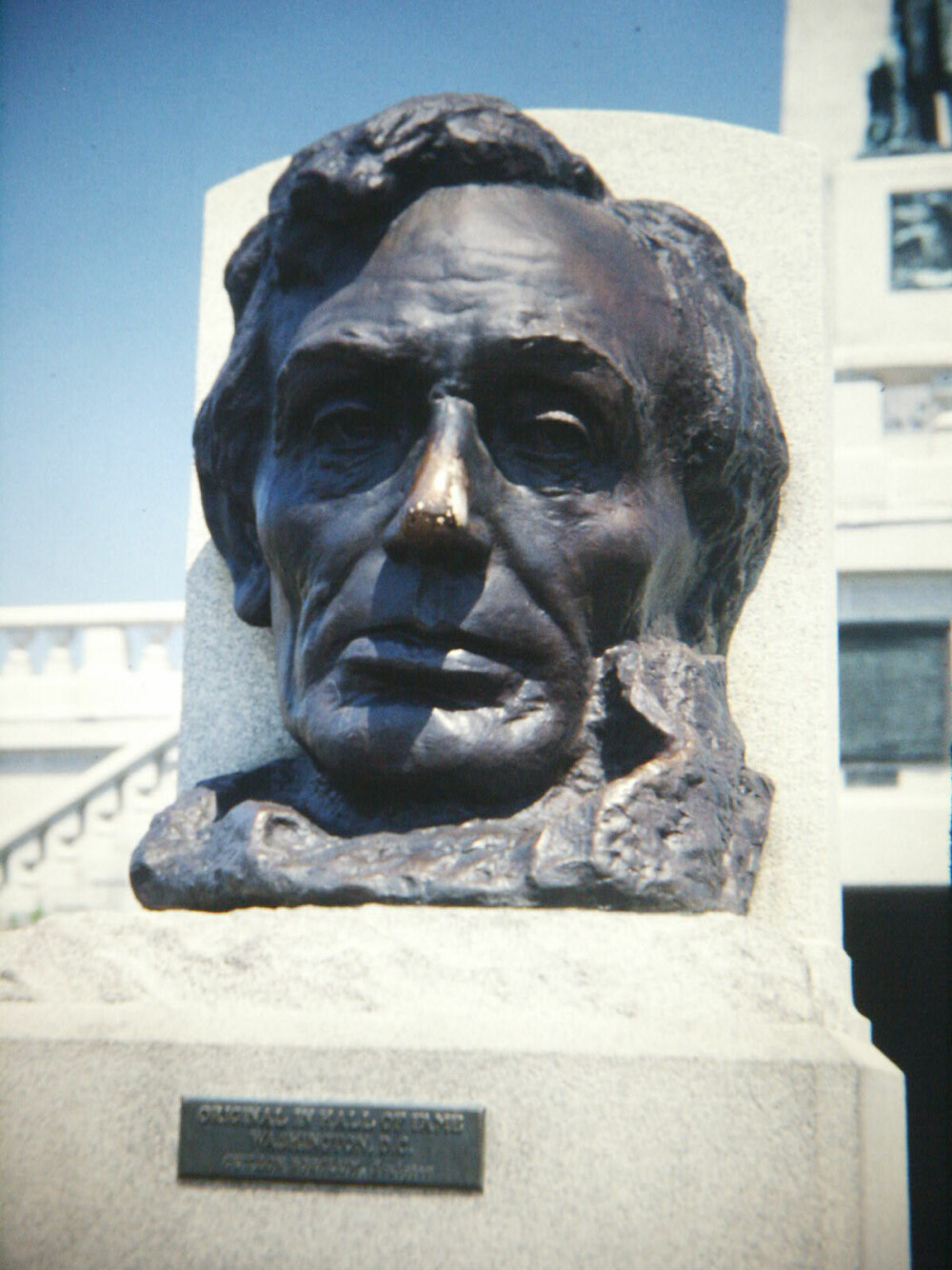 <b>FÅR STÅ IGJEN:</b> Gutzon Borglum har signert denne bysten av Abraham Lincoln som står i Washington. Andre modeller for den danskættede skulptøren er krevd fjernet på grunn av tvilsomt renommé.
