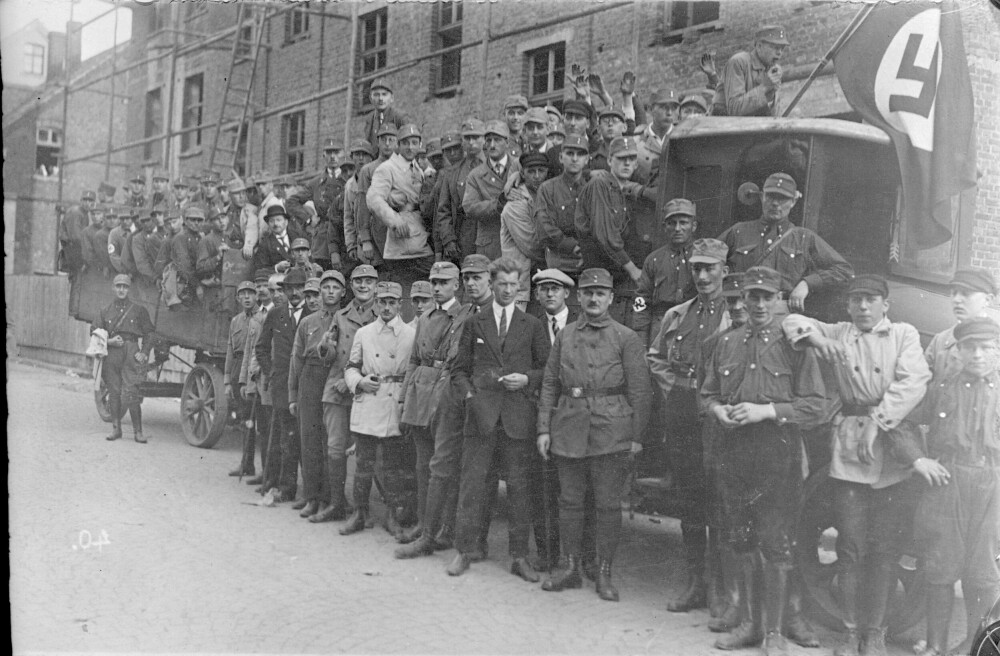 <b>PÅ VEI OPP:</b> En ung Josef Terboven (sivil i midten) sammen med en SA-gjeng i Essen i juli 1926, på vei til nazistenes landsmøte i Weimar. Bildet er ett av de få av den raskt stigende nazi-stjernen, tatt før krigen. 