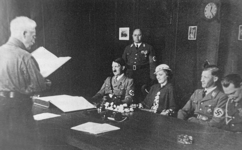 <b>GIFTIG ALLIANSE:</b> Adolf Hitler og Hermann Gøring (t.h.) var til stede under Josef og Ilses vielse i juni 1934. 