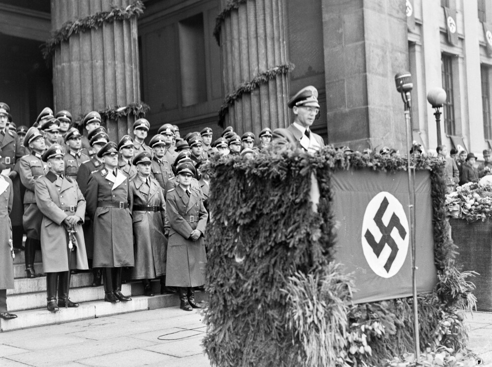 <b>TALETRENGSEL:</b> Fra Høsttakkefesten på Universitetsplassen i Oslo, oktober 1940.