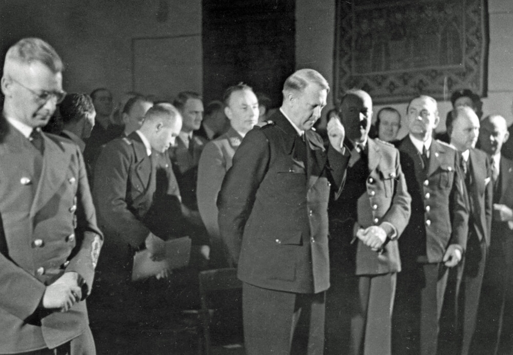 <b>FULL SPLID:</b> Fra statsakten i februar 1942 der Quisling (midten) ble ministerpresident til tross for rikskommissærens (t.v.) advarsler om at den norske samarbeidspartneren var helt ubrukelig.