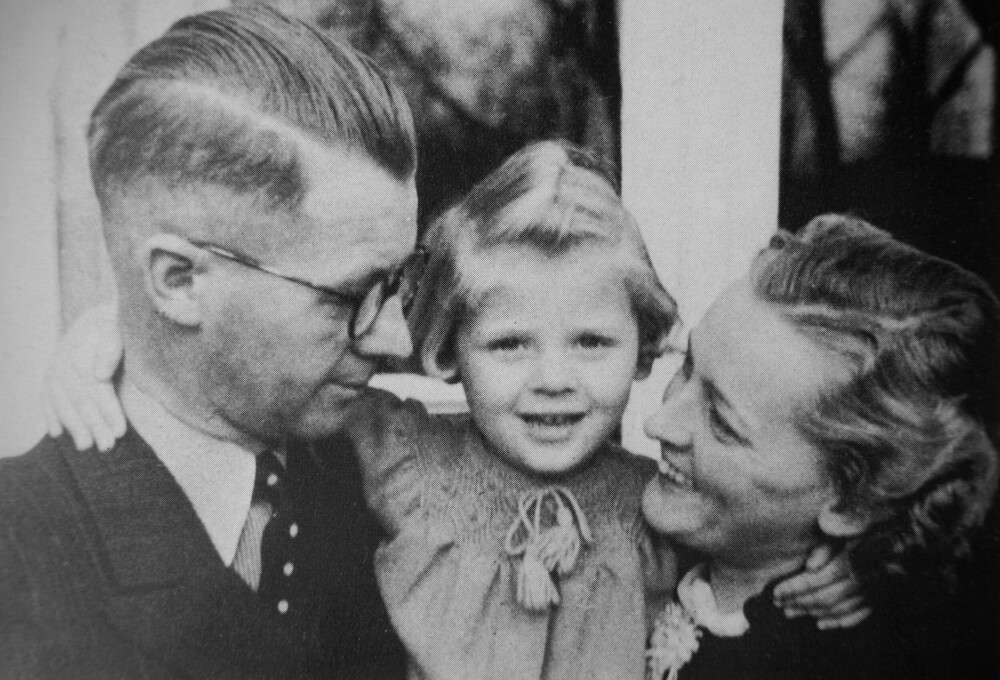 <b>FAMILIE-KULISSE:</b> Josef Terboven, Ilse og datteren Inge i lykkelige dager. De var det ikke mange av. Bildet er fra 1938.