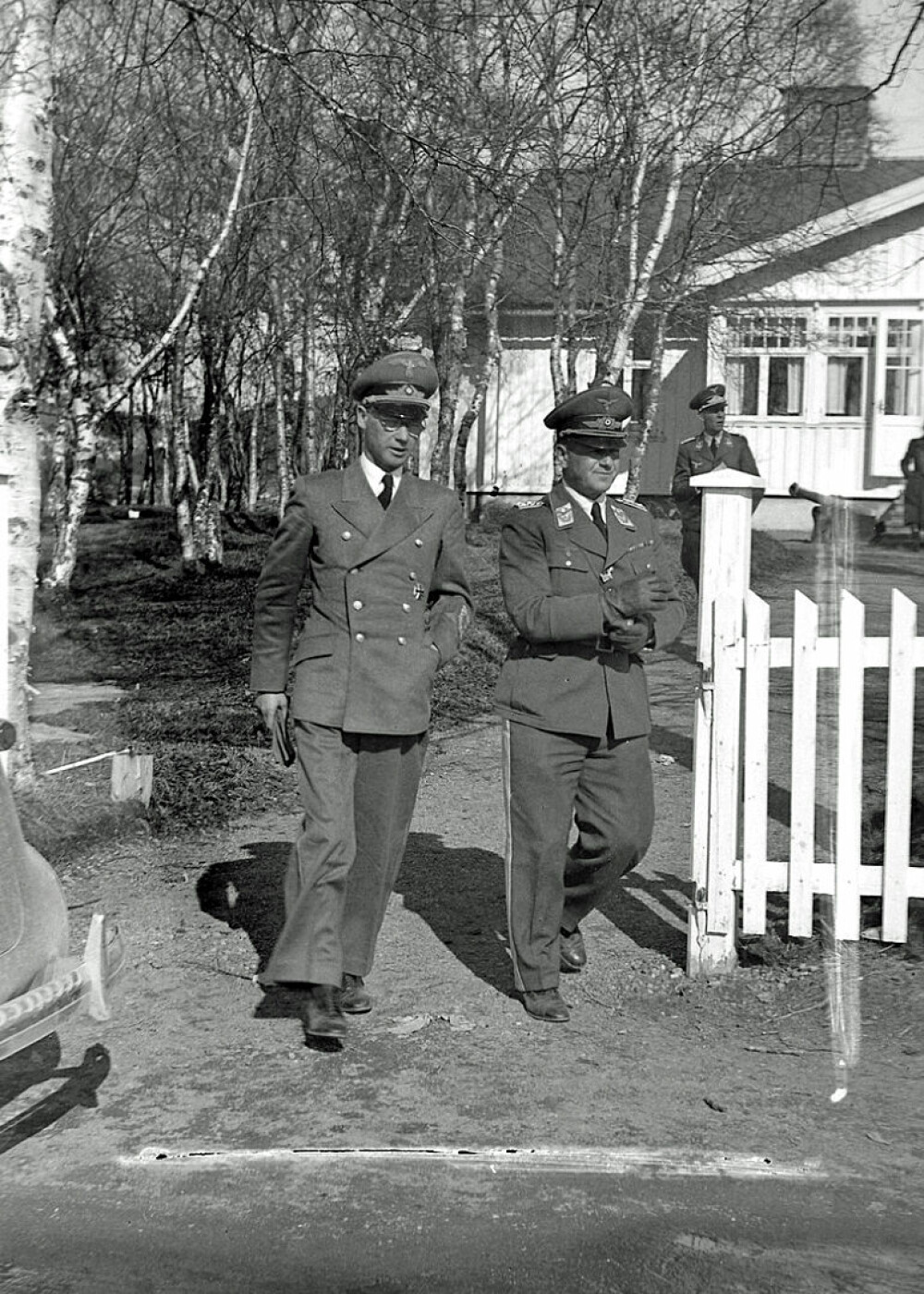 <b>ØRNEN HAR LANDET:</b> Fra en av Terbovens første dager i Norge. Her ledsages han av Luftwaffe-general Erhard Milch ved Værnes flyplass.
