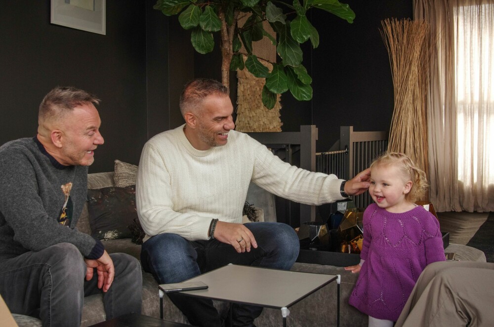<b>LIVETS LYKKEPILLE:</b> Nå har pappaene en ny hovedperson i livet som har gitt dem nye, gode verdier. Foto: Birgitte Åmli