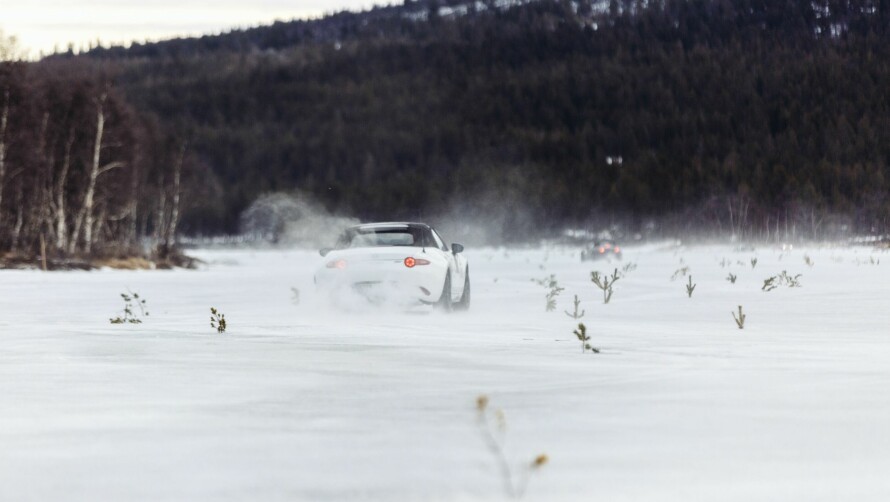EN KLASSIKER: Den nyeste Mazda MX-5 kom i 2016 og bærer med seg over 30 år med roadsterhistorie. Her snakker vi en aldri så liten perle. Også om vinteren.