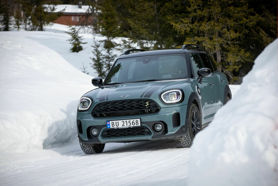 MER PRAKTISK: Blir en vanlig Mini for liten, har Countryman-versjonen et lite familiebilalibi, uten at kjøregleden forsvinner. Dessuten fås den med 4WD. For ordens skyld: modellen på bildet er en nyere plug in-hybridversjon av Countryman.
