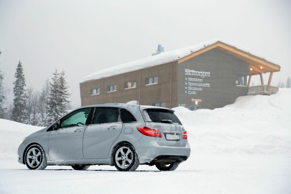 UTSEENDET BEDRAR: En Mercedes B-klasse ser ikke ut som en morobil, men med betegnelsen 220 4Matic på hekken får pipa en annen lyd.