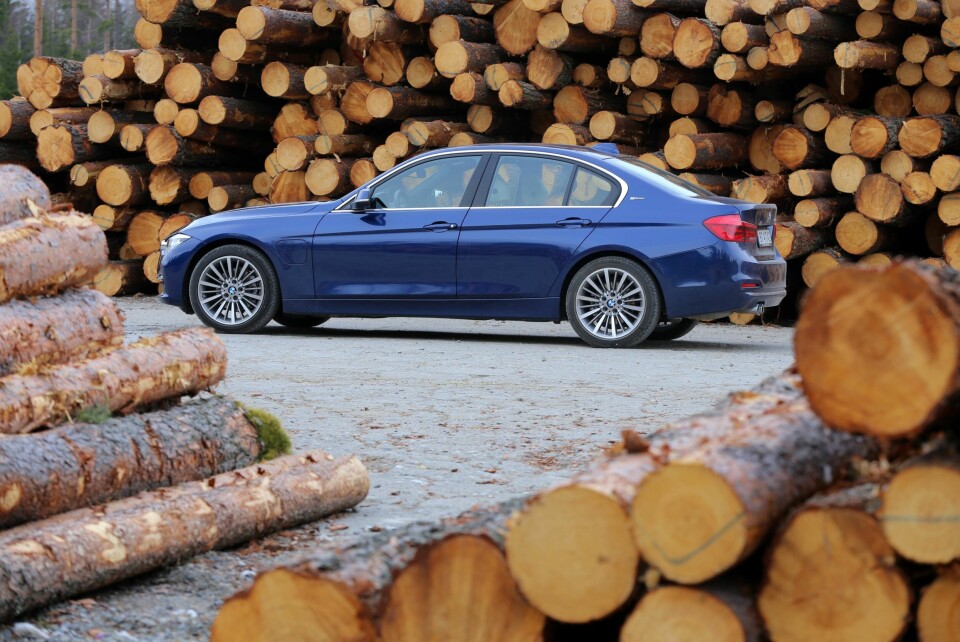 ALLTID BEREDT: BMW 3-serie er fast leverandør av brede smil bak rattet. Forrige generasjon var ikke noe unntak, der blant annet ladehybriden 330e kan være et smart valg.