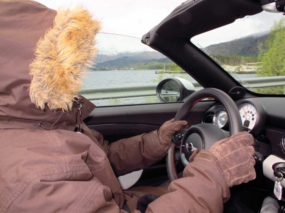 ALDRI DÅRLIG VÆR: Klart du kan ha glede av en åpen bil mesteparten av året. Det handler bare om å kle seg riktig.