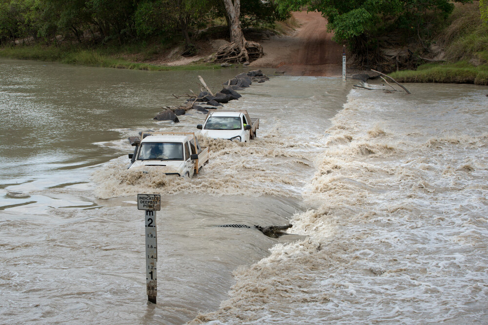 <b>RISIKO:</b> Cahills Crossing i Australias Northern Territory regnes som en av verdens farligste veistrekninger. Om du ikke treffer med tidevannstabellen, risikerer du at bilen din blir tatt av strømmen i den strie elven. Der myldrer det av aggressive saltvannskrokodiller. Det anbefales at du krysser ved lavere vann enn dette.
