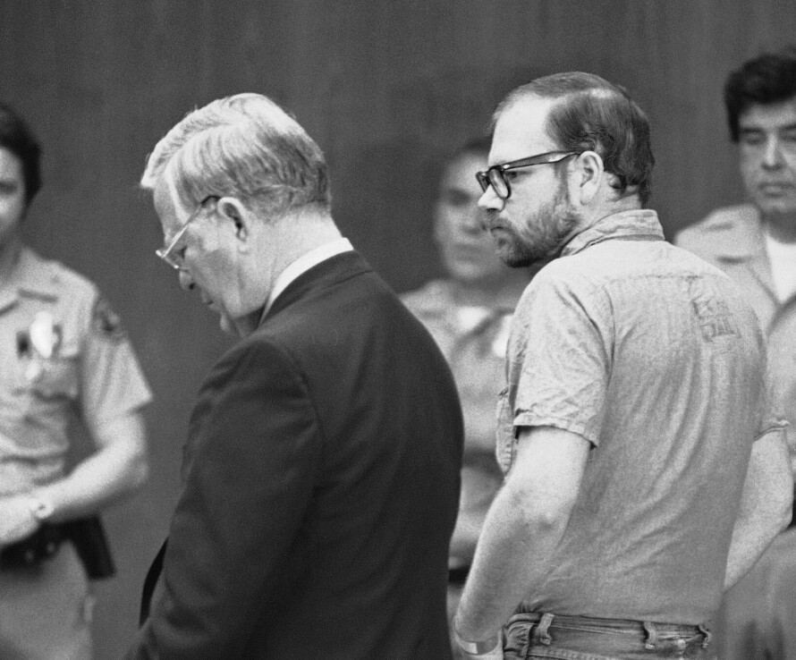 MØTTES I FENGSEL: Norris (til høyre med briller) møtte Bittaker i California Men’s Colony i 1977. De oppdaget at de hadde felles interesser. Som seksuell vold. De diskuterte planer om å angripe og bortføre unge jenter mens de satt inne.