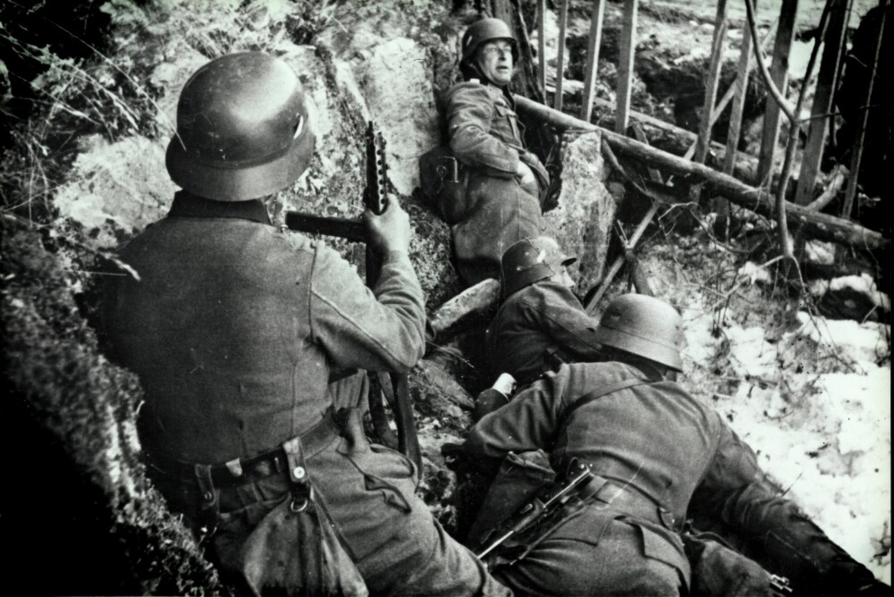 <b>BLE BESKUTT:</b> Sjefen for 9. kompani, Oberleutnant Stemmer, har søkt dekning med tre soldater fra kompaniet. Det er fredag 19. april, og tyskerne fikk merke at 4. brigade fra Voss har ankommet Bagn.