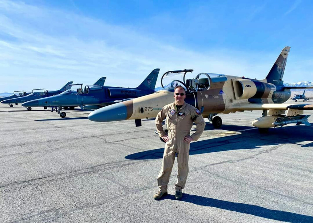 <b>DELTIDS TOP GUN:</b> Jeffrey Nedrow stortrives med kombinasjonen av trafikkflyger og deltids jagerflyger i verdens største private flyvåpen. Her på flight line på Nellis med L-159.