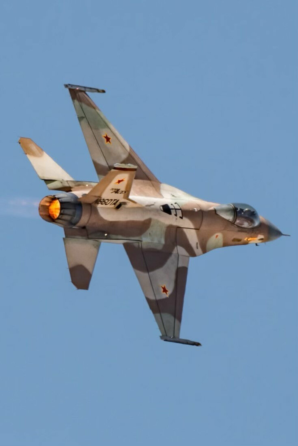 <b>RUSSISK F-16:</b> Kanadiske Top Aces var først ute med å male røde russiske stjerner på skroget til en F-16 allerede i fjor.