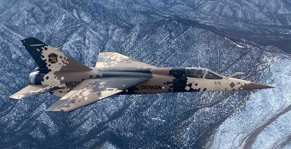 <b>SUPERSONISK:</b> På få år bygget Draken seg opp til å bli verdens største private flyvåpen. På inventarlisten står blant annet supersoniske Mirage F-1.