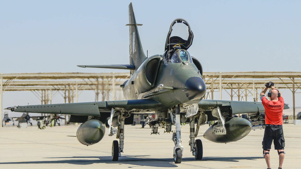 <b>GAMMEL KRIGER:</b> A-4 Skyhawk er det samme gamle flyet som Tom Cruise trente mot i Top Gun. Siden den gang er de fleste aggressor-skvadronene i det amerikanske flyvåpenet lagt ned og erstattet med sivile.