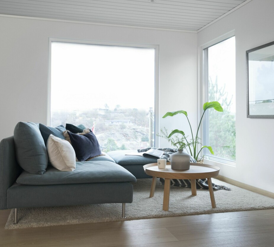 UTSIKT: Fra dagligstuen er det utsikt over byen og helt til Byfjorden, som nytes best fra en myk sofa fra Ikea. Både vegger og tak er malt i nyansen Refleksjon 1622 fra Jotun.