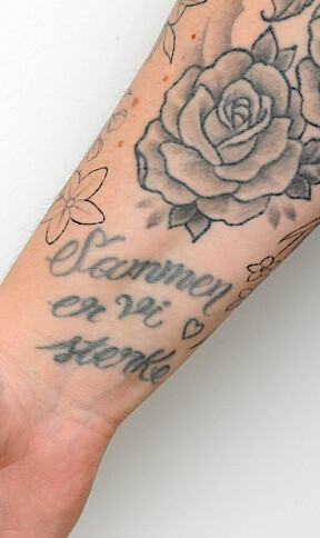 <b>MOTTO:</b> Etter at Petter døde, fikk Linn Tyra tatovert på underarmen deres felles motto: Sammen er vi sterke.