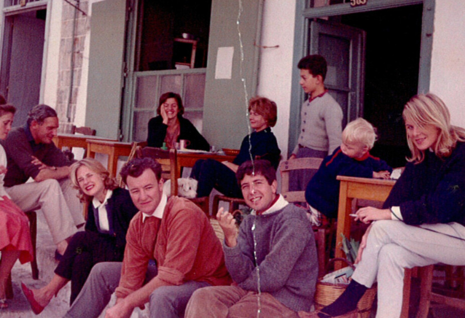<b>KUNSTNERKOLONIEN PÅ HYDRA:</b> Marianne Ihlen (til høyre), lille Axel og Leonard Cohen (nederst til høyre) – her sammen med andre bohemer og kunstnere på Hydra. De levde i frie forhold der det ble eksperimentert med psykedeliske stoffer, og det var vanlig med et stort konsum av dop og alkohol. Flere bukket under, noen tok sitt eget liv og andre igjen ble varige alkoholikere og rusmisbrukere.