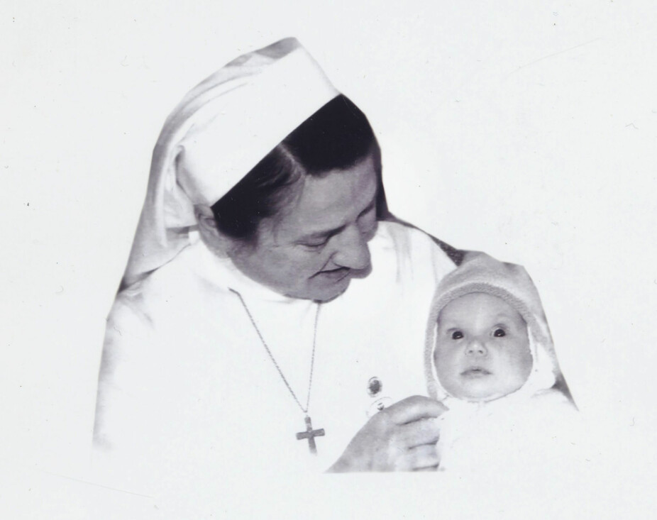 <b>VOR FRUES HOSPITAL:</b> Her er Kari-Anns sønn sammen med en av nonnene på Vor Frues Hospital, før adopsjonen.