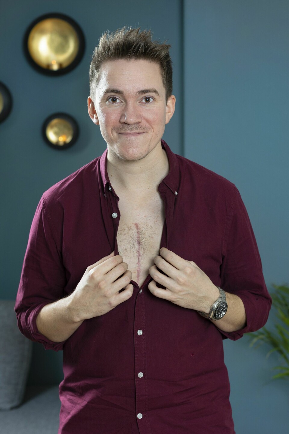 ULLEVÅL SYKEHUS: Christer får ikke skrytt nok av det norske helsevesenet og den fantastiske oppfølgingen han har fått på Ullevål sykehus. Her viser han frem arret fra den omfattende hjerte-operasjonen.