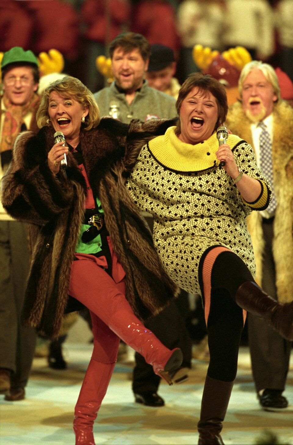 HOLMENKOLLEN: Kirsti Sparboe og Kari Svendsen på scenen i Oslo Spektrum i forbindelse med at Holmenkollen fylte 100 år i mars 1992.