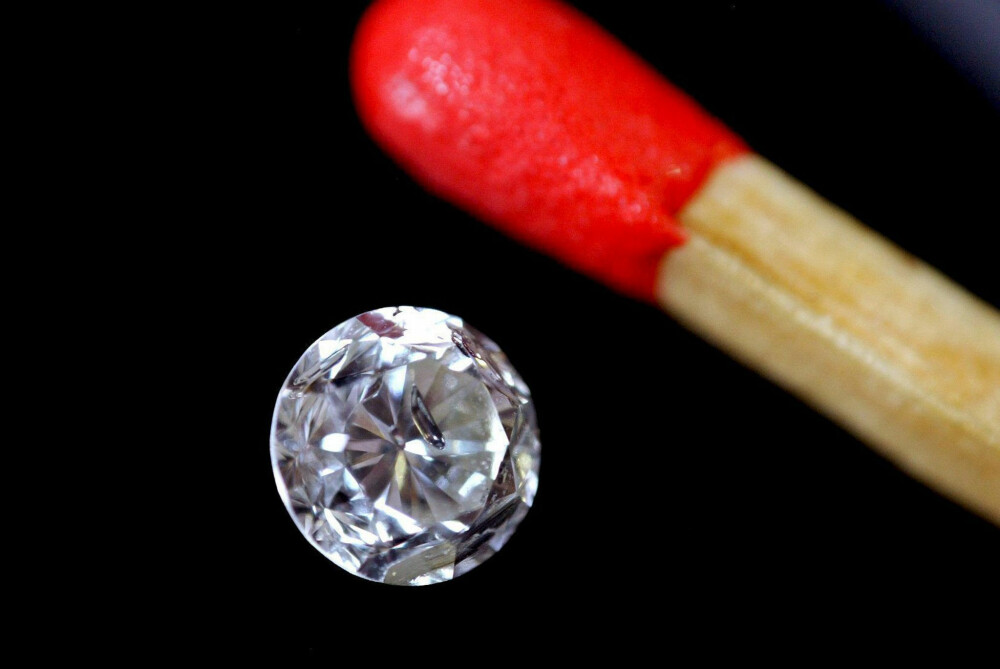 <b>KOMPRIMERT:</b> Kremasjonsaske kan bearbeides til en diamant på grunn av det høye karboninnholdet. Her diamanten etter en tysk mann som døde i 2004.