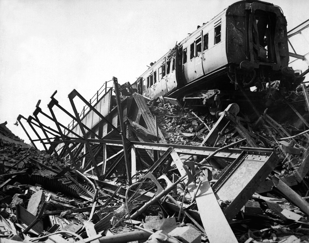 <b>DØDSSTØTET:</b> I ett av de heftigste bombeangrepene mot London under 2. verdenskrig ble Necropolis railways linje og stasjonsområder kraftig ødelagt, og ble aldri bygget opp igjen.
