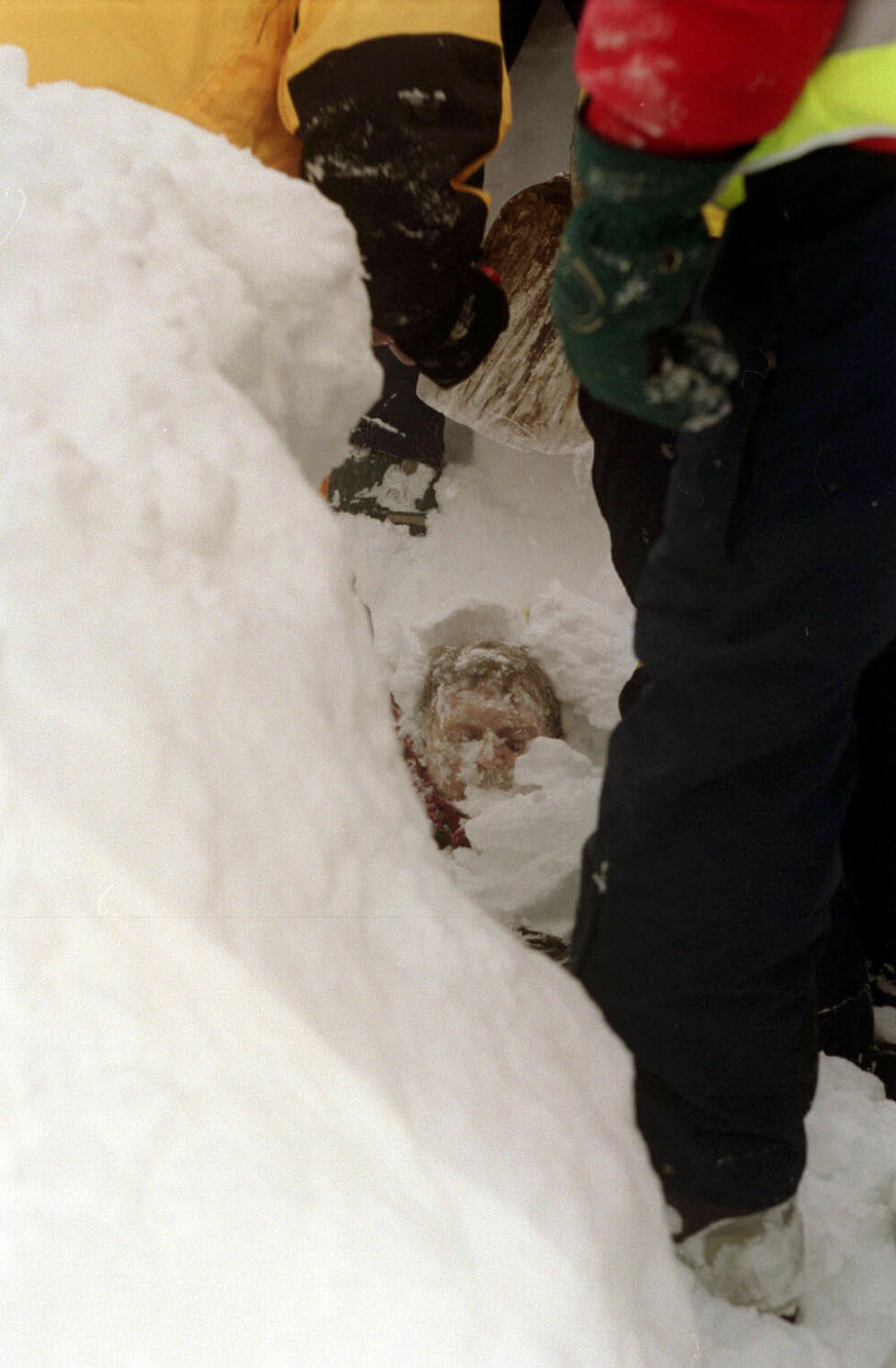 <b>I LIVE:</b> En person blir funnet under snømassen – fortsatt i live.
