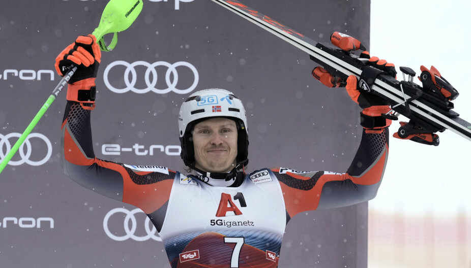 HENRIK KRISTOFFERSEN: Henrik Kristoffersen feirer etter å ha tatt tredje plass i alpint i Kitzbuehel i Østerrike lørdag 22. januar 2022.