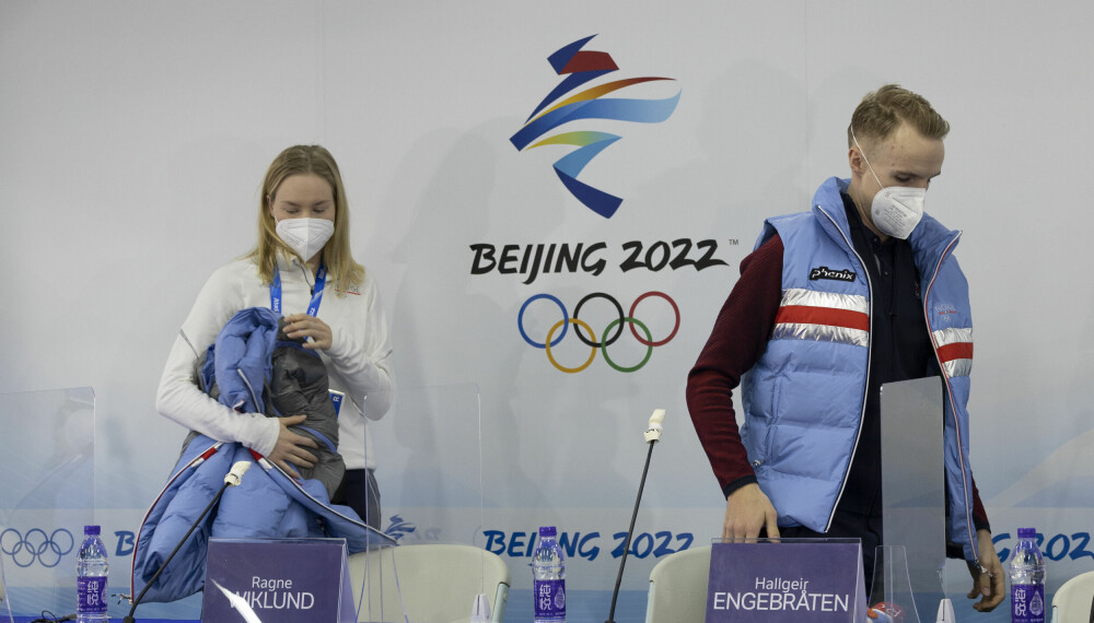 SKØYTELØPERE: Skøyteløperne Ragne Wiklund og Hallgeir Engebråten på pressekonferanse før konkurransene starter i OL i Beijing.