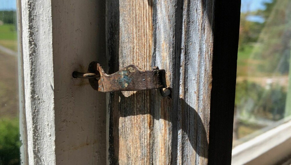 De gamle vindushaspene med sin unike patina. Det er akkurat sånne detaljer som fort forsvinner hvis vinduene blir byttet ut.