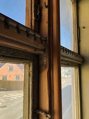 Det er mange vakre detaljer på gamle vinduer som man helst ikke vil skjule. Dette kan by på utfordringer med hensyn til utforming av innervinduene. Men det er ikke alle steder det er nødvendig med innervinduer. Se an bruken av rommet.