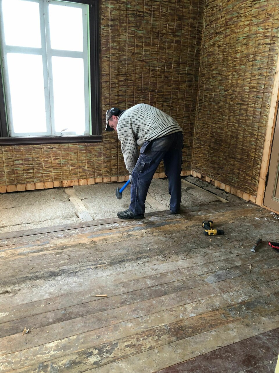 NYTT STUBBELOFT OG ISOLAJSON: Her er det gamle gulvet fra bildet øverst tatt opp og satt tilbake igjen etter at all den gamle stubloftsleiren er fjernet. Nytt stubbeloft og ny linisolasjon er på plass. Det er et helt nytt rom!