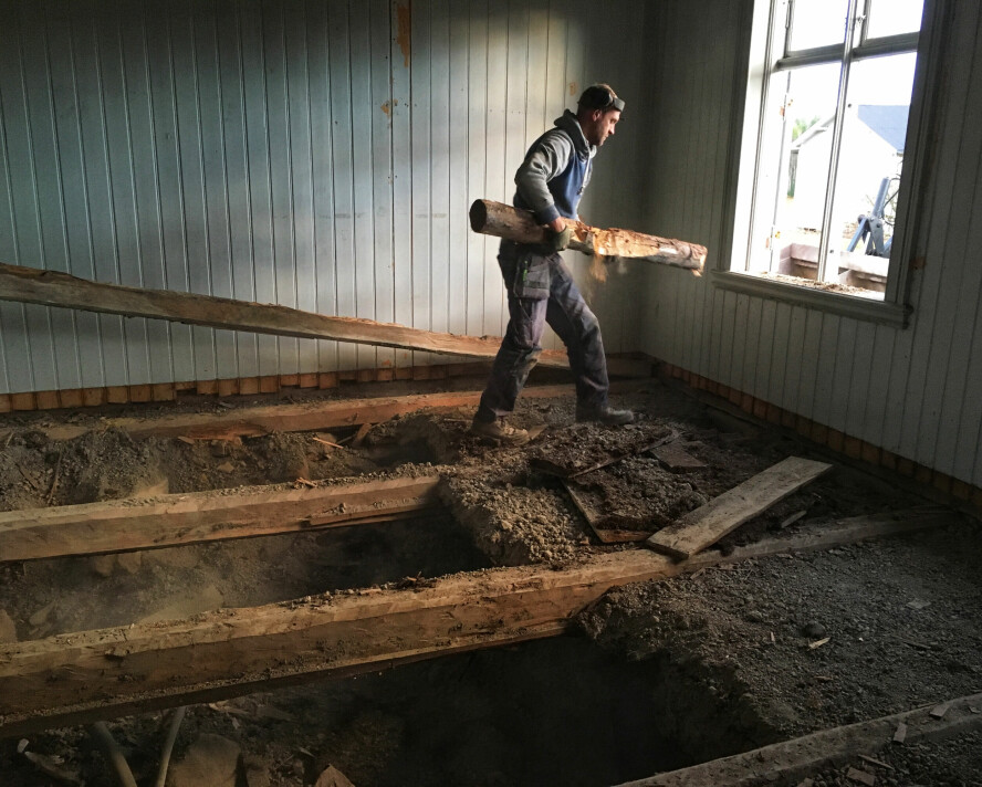 Sammenrast stubbeloft. Det er ikke rart det er gulvkaldt da! Her er det bare å kaste alt av den gamle stubbloftsleira, bytte ut råttent materiale og starte på nytt med stubbeloft og linisolasjon.