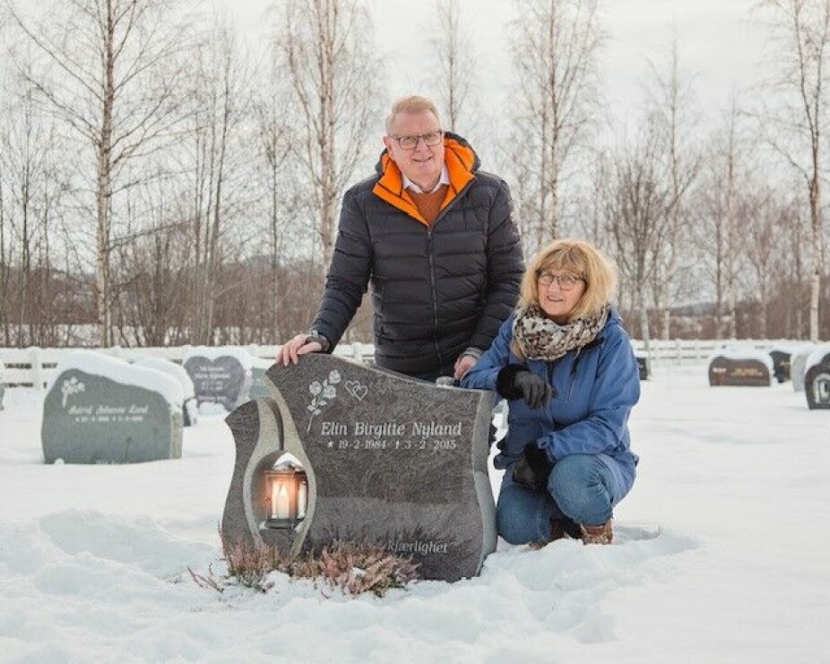 <b>VED DATTERENS GRAV: </b>Bjørnar og Else Nyland gjorde alt de kunne for å hjelpe datteren, som døde av spiseforstyrrelser som 31-åring.
