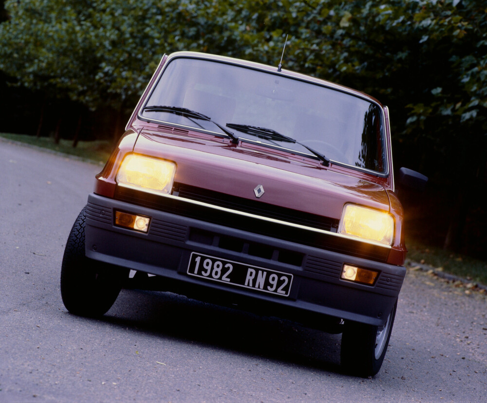<b>MODERNE 2CV:</b> Renault 5 var enkelt fortalt en slags moderne 2CV, med fantastisk fjærings­komfort og en helt annen kjørefølelse enn trauste tyskere eller temperamentsfulle italienere.