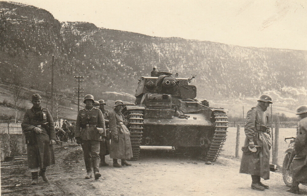 <b>SKREMMENDE SYN:</b> Tyskernes nye monster-stridsvogn fulgte i hælene på okkupasjonsmaktens soldater opp Gudbrandsdalen i aprildagene 1940.