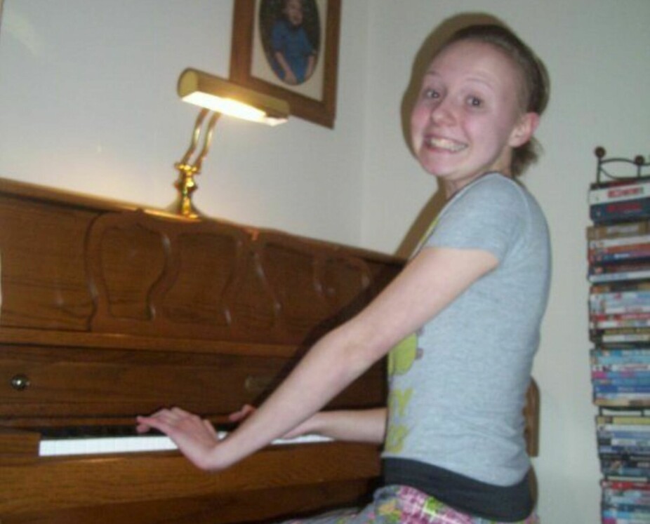 MUSIKALSK: Jessie Blodgett bak pianoet.