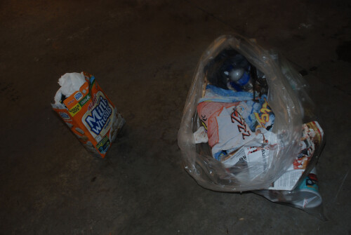 BEVIS: Politiet fant denne plastposen i søppelkassen.