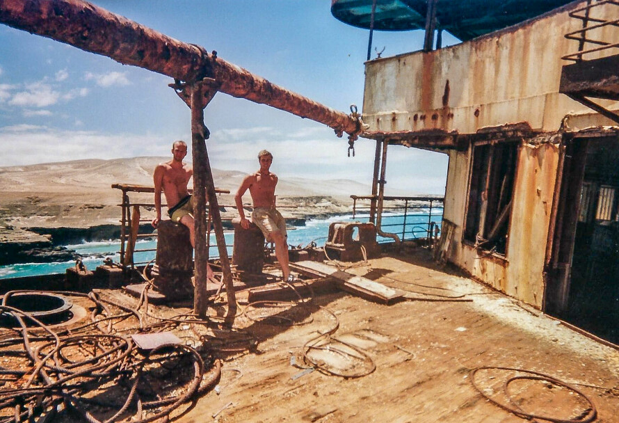 PÅ DEKK: I 2001 greide Mike Langmayer og noen kamerater å komme seg om bord i vraket av SS «America».