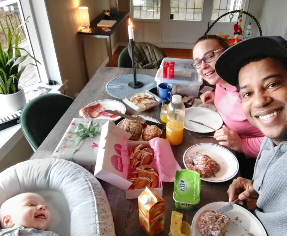 STOLTE FORELDRE: Familien feirer pappa Leando´s første farsdag.